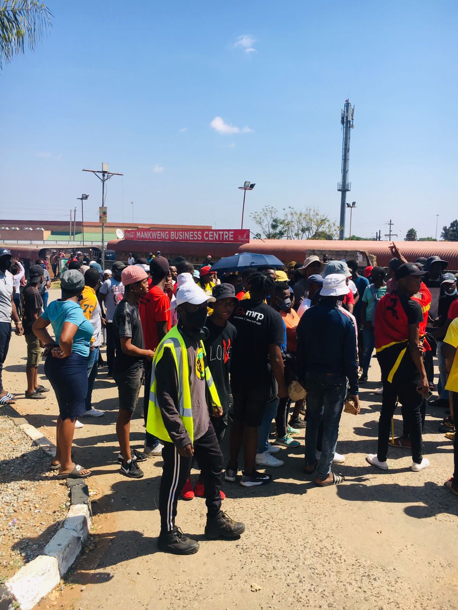 Kgothat81745538's tweet photo. #AllowancesNow
#TSRCMustFall
#ulmustfall
We are hungry, landlords are tired of our excuses❤️💚🖤✊🏿✊🏿 https://t.co/jqyXShGLdZ