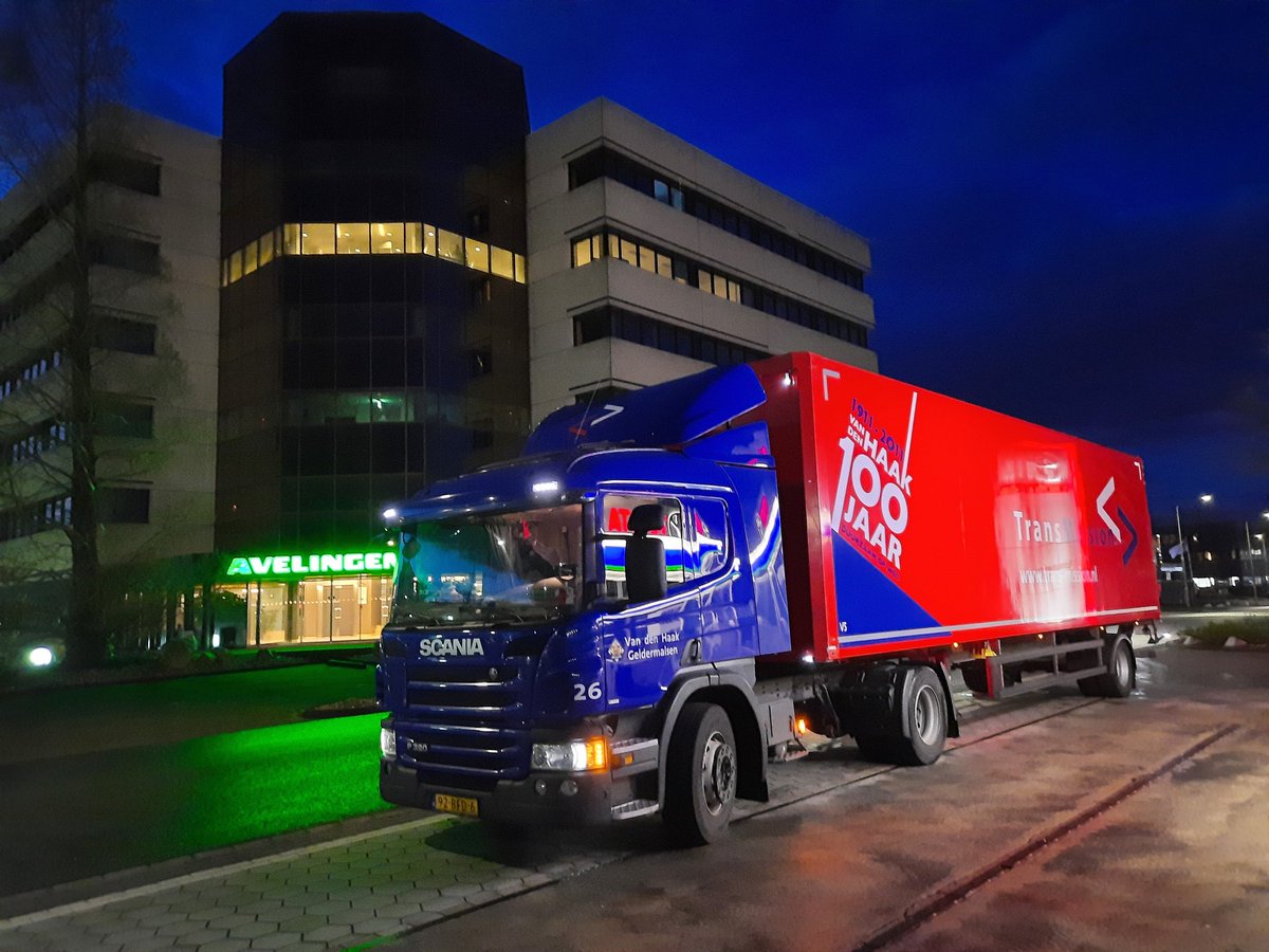 Rotaruud's tweet photo. Kleurrijk #nachtrijder #vrachtwagenchauffeur #scania #gorichem #vandenhaak #transmission #Rotaruud https://t.co/m3lNJwfeWU