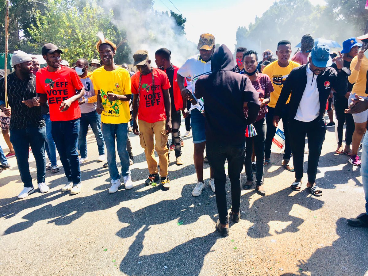 Kgothat81745538's tweet photo. #AllowancesNow
#TSRCMustFall
#ulmustfall
We are hungry, landlords are tired of our excuses❤️💚🖤✊🏿✊🏿 https://t.co/jqyXShGLdZ