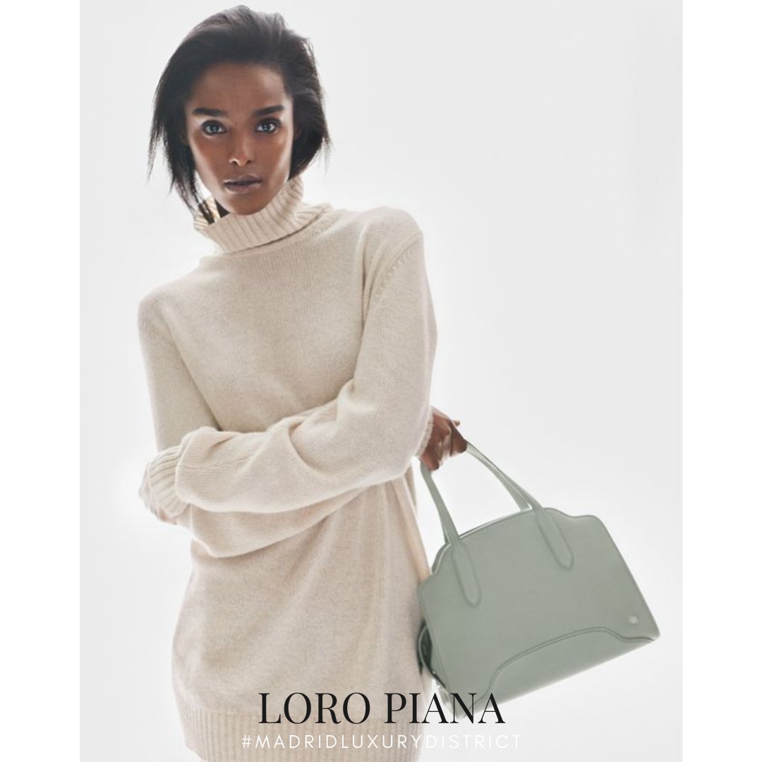Otro retrato de Sesia protagonizado por <a href="/malikalouback/">malika</a>, dirigida por @davidsimsofficial.
Una idea de elegancia atemporal de @loropianaofficial
#LoroPianaSesiaBag #LoroPiana
#MadridLuxuryDistrict