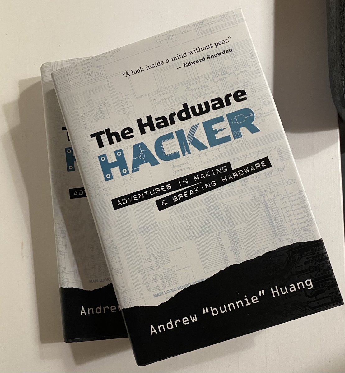 ueberblick_ind's tweet image. Besondere Superkraft? Bücher, die man schon hat nochmal kaufen. Konkret dachte ich, dass wir das Buch nur digital besitzen würden.
#buchzuverschenken in Hamburg. Vorzugsweise an Nerd*in. #thehardwarehacker