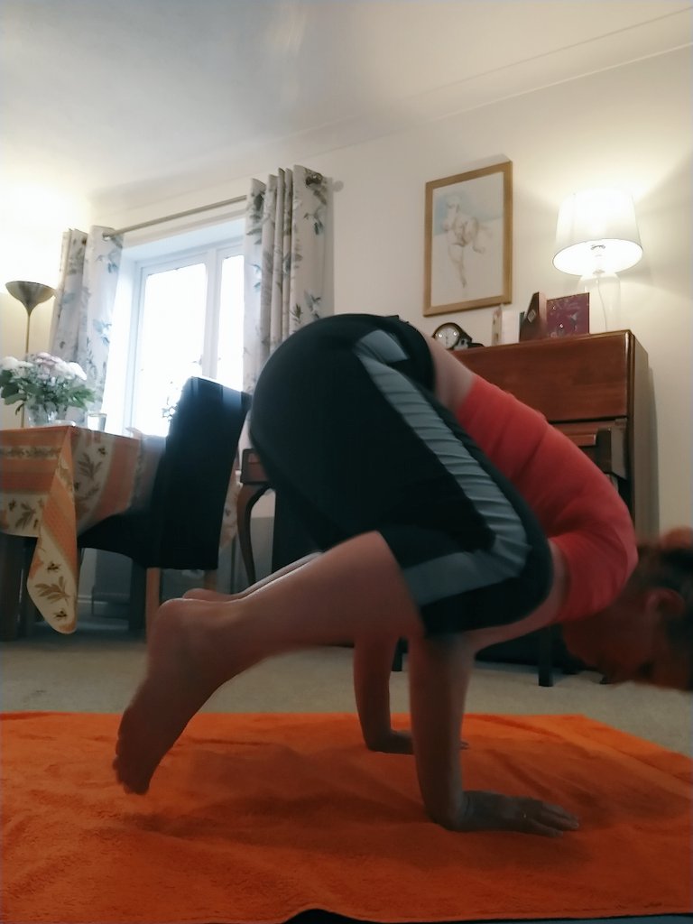 Socksoff1's tweet photo. Phew! It's tough but seemed easier than when we last did it & I have the beginnings of a crow pose. I definitely flapped today ๐ Lots of core work but some nice twisty holds too & super chill Jacob makes it easy to get playful with it #WACore #thursdayvibes https://t.co/KhOcIwryfZ