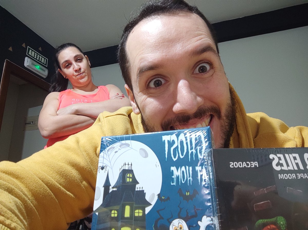 Jugandoenpareja's tweet photo. Ahora que @Fayzah_89 se ha ido a la ducha aprovecho para sacar la foto de los nuevos juegos que nos han llegado de @doitgames1 #IqFiles #GhostAtHome https://t.co/hJ3eheo5hK