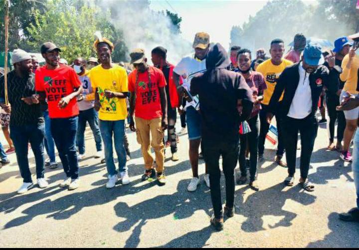 Tjalempsatla1's tweet photo. #UL_TSRC_MustFall
#Allowancenow
#vaccination @CliffordChuene
#mokgalongmustfall
We want nothing but our allowances! https://t.co/wMSXAGxMdd