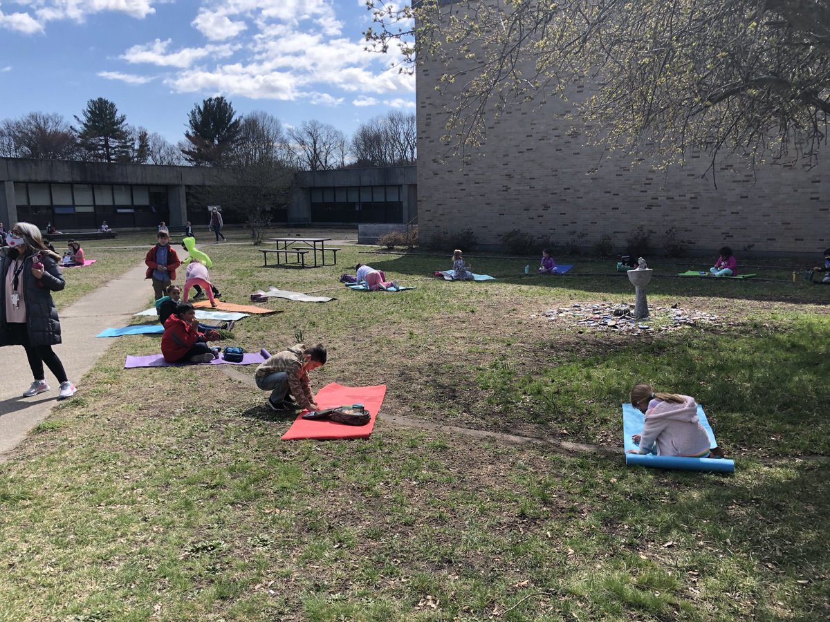 SCarabatsos's tweet photo. Grade 1 enjoying a socially distanced snack in our courtyard @ReillyLPS https://t.co/ZDZOujTlVR