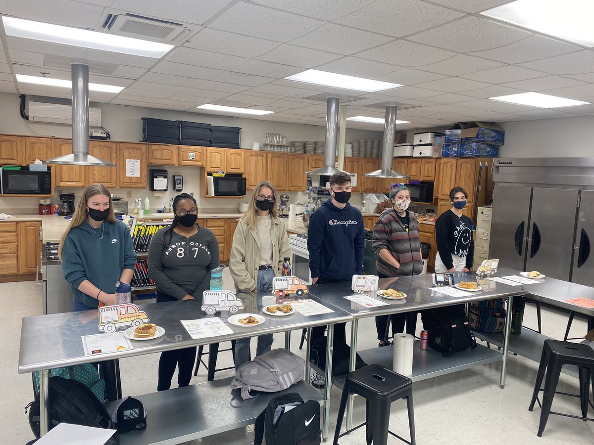 Lori_Huffman_'s tweet photo. An @ChieftainNation Mini Food Truck Rally!!!! So proud of these students! It’s fun to watch students learn and grow especially when they’re given a choice about their learning!! #HigherLevelLearning #EastEdibleEd #CTE #bpsne https://t.co/2oJfWPtif5