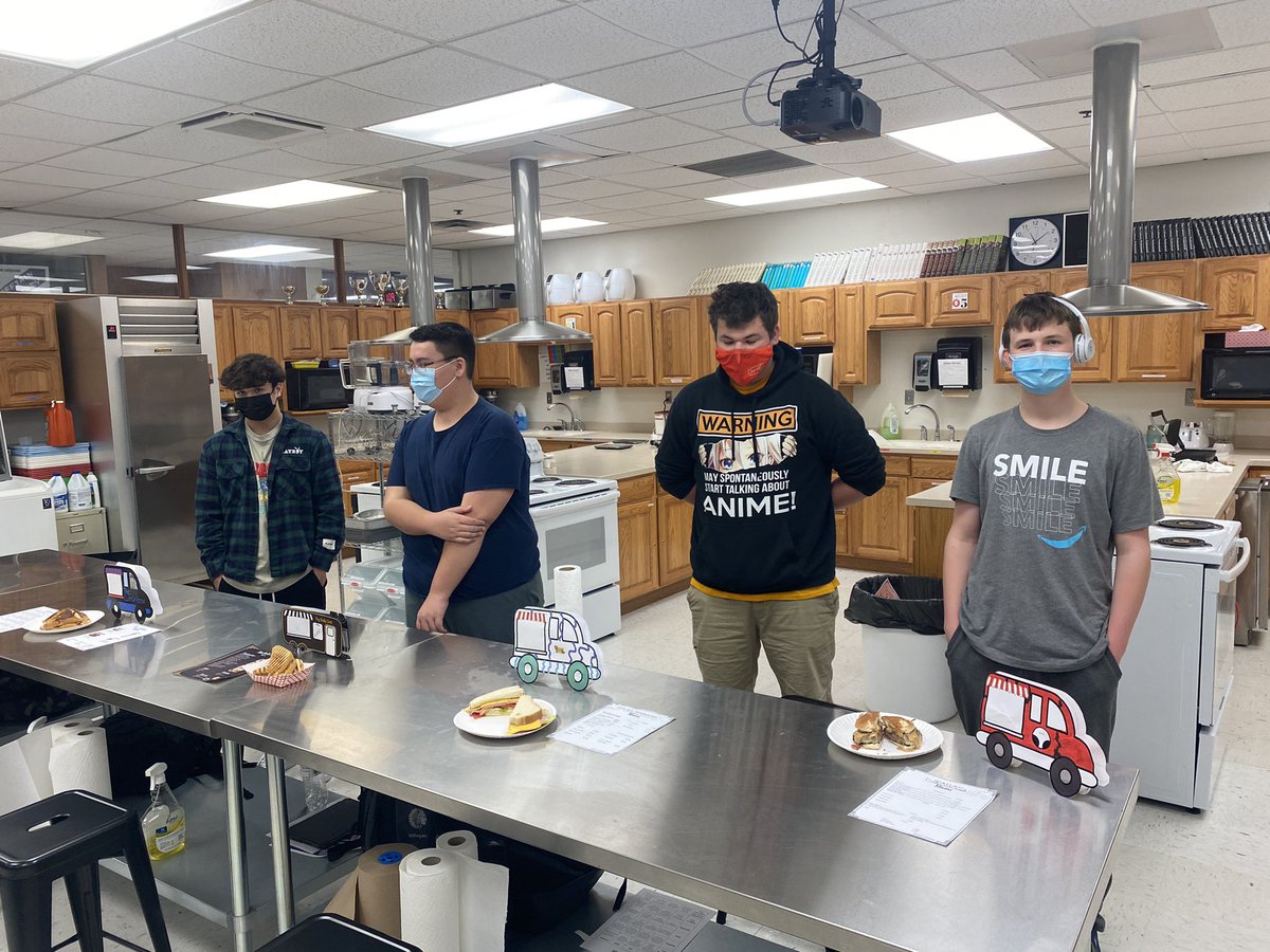 Lori_Huffman_'s tweet photo. An @ChieftainNation Mini Food Truck Rally!!!! So proud of these students! It’s fun to watch students learn and grow especially when they’re given a choice about their learning!! #HigherLevelLearning #EastEdibleEd #CTE #bpsne https://t.co/2oJfWPtif5