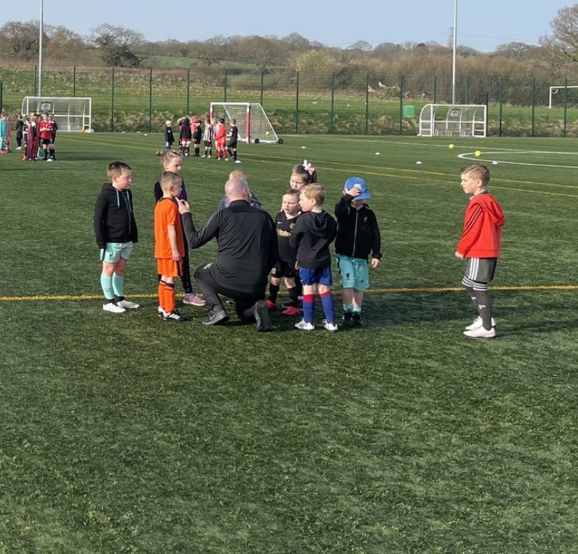 ANDYMOL82's tweet photo. @nomads_qitc  so today was the penultimate day in the 2nd and final week in the Nomads Easter Camp and I can honestly say it’s been a footballing highlight for me, seeing so many girls and boys enjoying their football and getting better #oneclub #Nomads https://t.co/taCavrFcow
