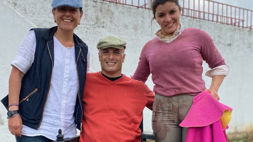 Porque el TORO mira con IGUALDAD tanto a quien le cría como a quien se pone delante de él con un trapo, en el TOREO, como debiera ocurrir en la VIDA, todos los días celebramos el día de la MUJER. ¿A alguien se le ocurre manifestación más pura y sincera?

¡GRANDES! <a href="/IgualdadGob/">Ministerio de Igualdad</a>