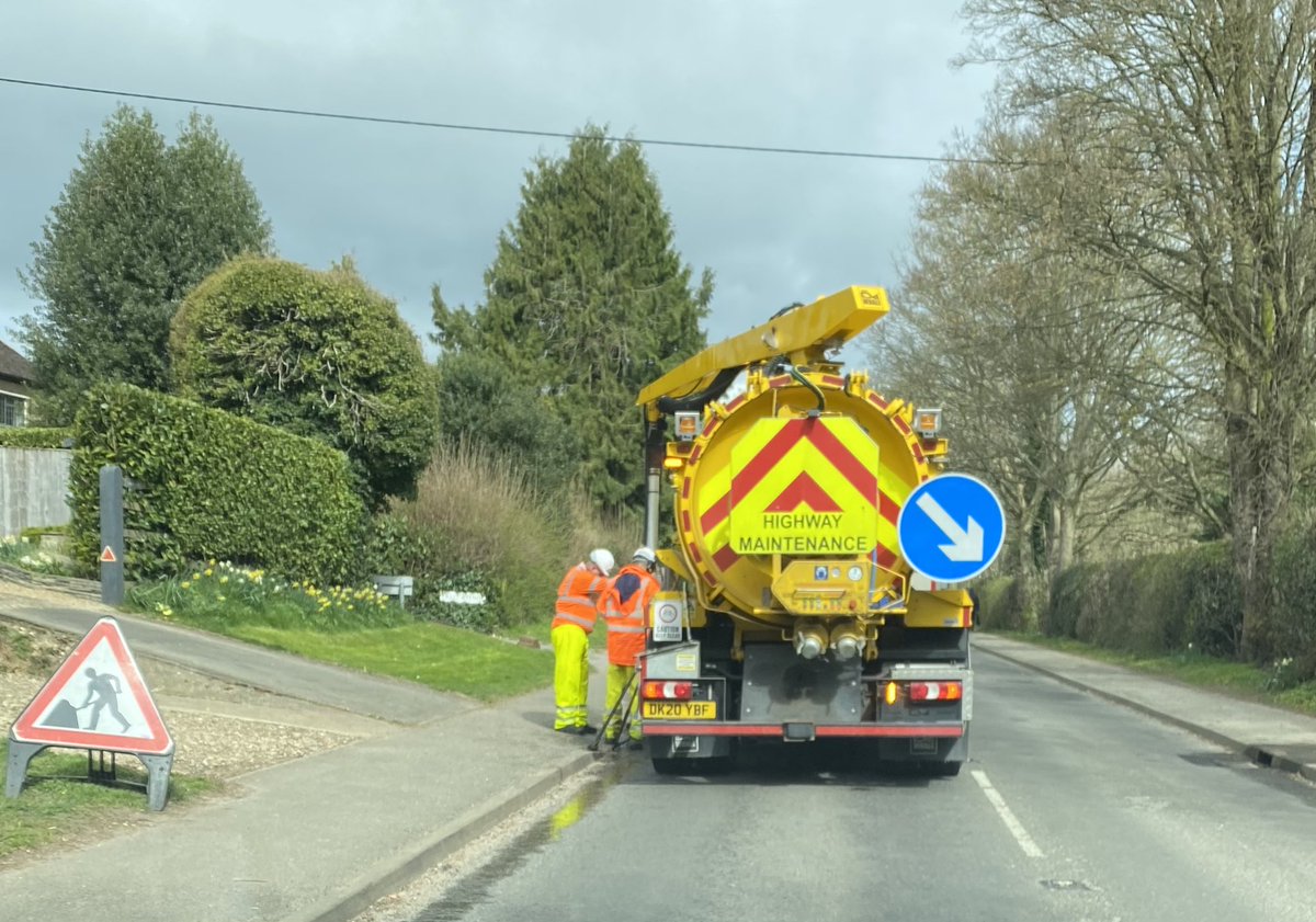 BroadbentSb's tweet image. Great to see this team out clearing gullies on Valley Road #hughendenvalley earlier today. Great work! 👏