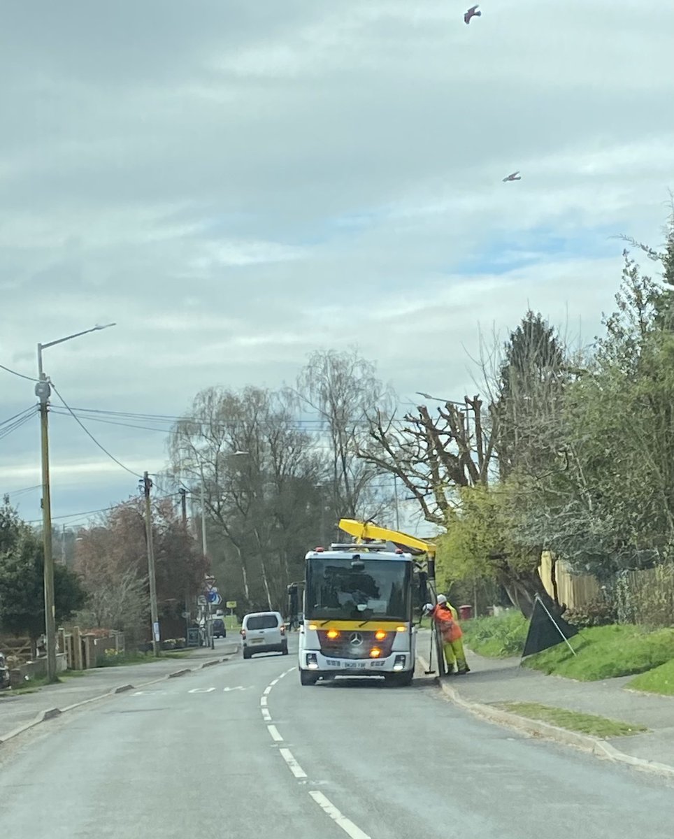 BroadbentSb's tweet image. Great to see this team out clearing gullies on Valley Road #hughendenvalley earlier today. Great work! 👏