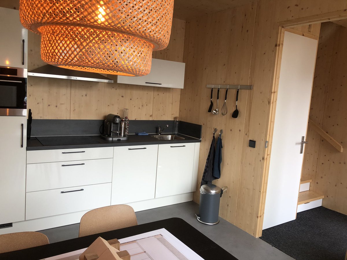 CheimaaAouni's tweet photo. Betaalbare, duurzame woningen in de randstad? Dat kan wel!! Op bezoek geweest bij een ontzettend innovatief bedrijf Startblock. Erg inspirerend hoe een bedrijf met dit belangrijke vraagstuk om kan gaan!!#betaalbarewoningen #tegenlicht #startblock #groenlinks #circulair #duurzaam https://t.co/kmaOTkkelw