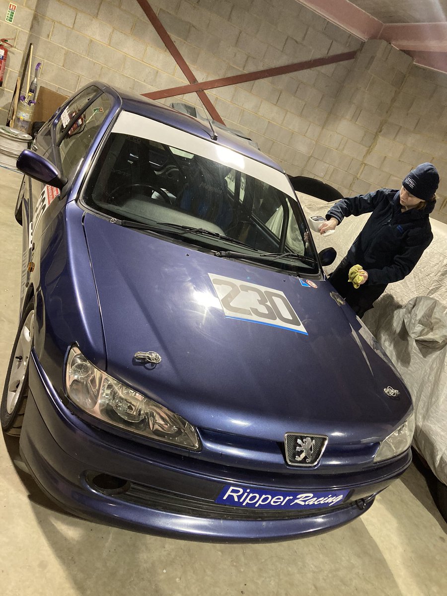 Mrwaterbiscuit's tweet image. What better way to spend a Thursday evening #TeamH2O #carprep 👏👍