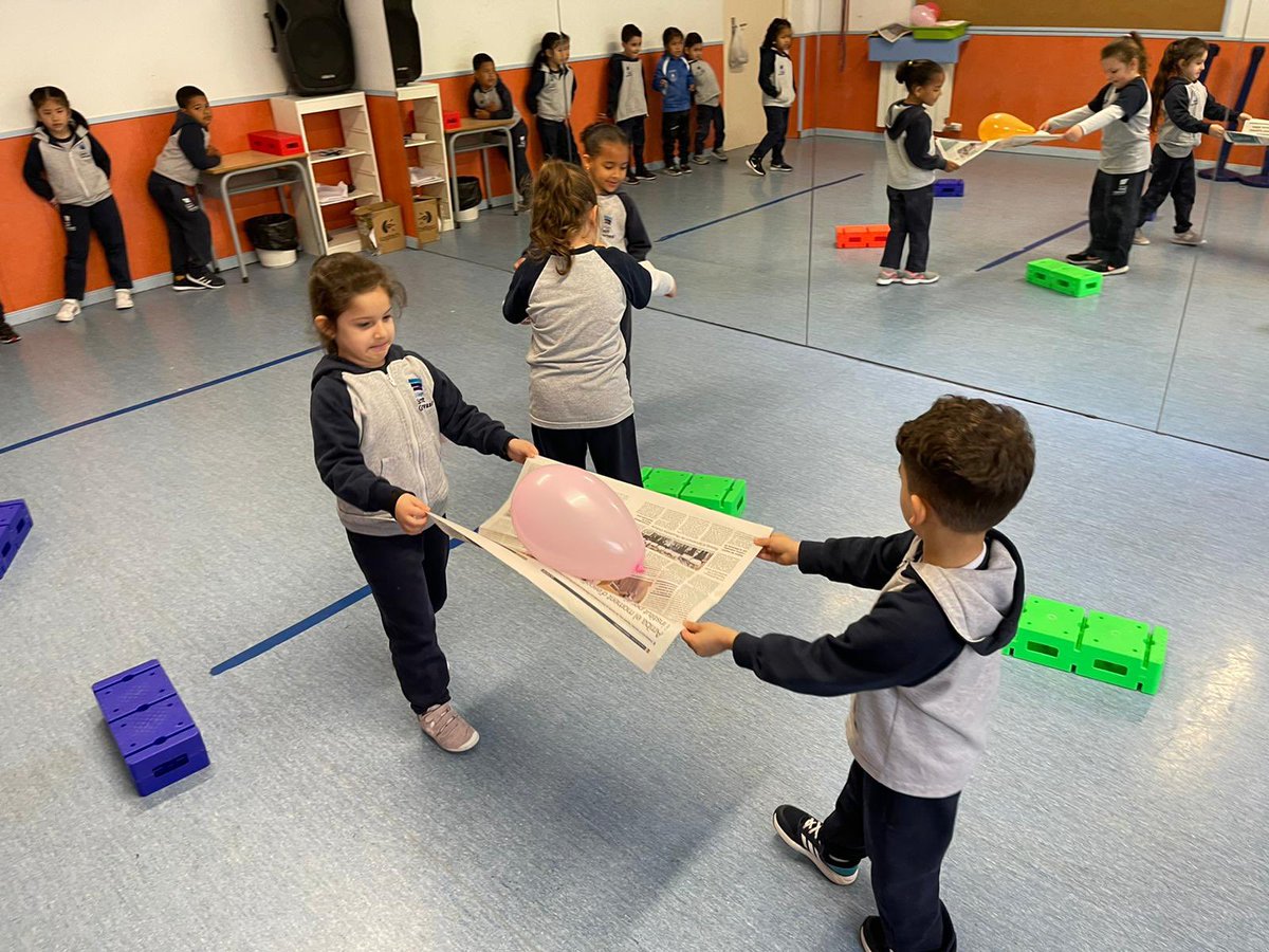 stgervasi's tweet image. Els dinosaures treballem l’equilibri tot jugant amb diferents materials, i fent relleus amb i sense obstacles. #controlcorporal #psicomotricitat #P4🦖 #stgervasi