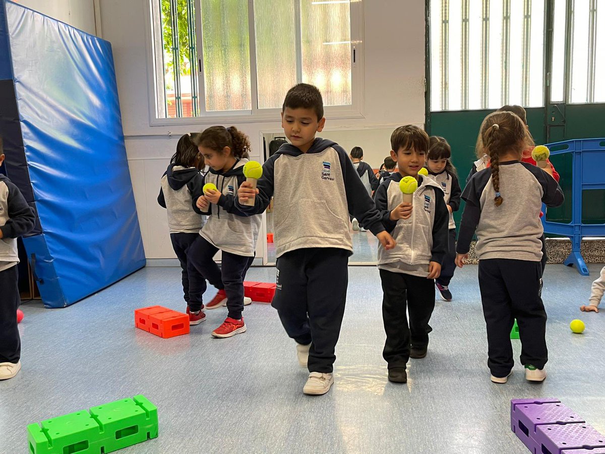 stgervasi's tweet image. Els dinosaures treballem l’equilibri tot jugant amb diferents materials, i fent relleus amb i sense obstacles. #controlcorporal #psicomotricitat #P4🦖 #stgervasi