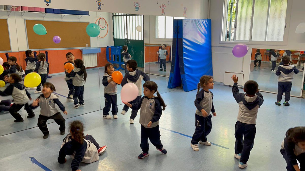 stgervasi's tweet image. Els dinosaures treballem l’equilibri tot jugant amb diferents materials, i fent relleus amb i sense obstacles. #controlcorporal #psicomotricitat #P4🦖 #stgervasi