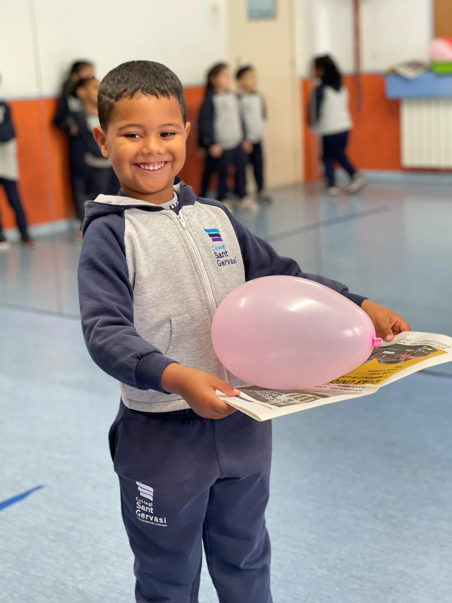 stgervasi's tweet image. Els dinosaures treballem l’equilibri tot jugant amb diferents materials, i fent relleus amb i sense obstacles. #controlcorporal #psicomotricitat #P4🦖 #stgervasi