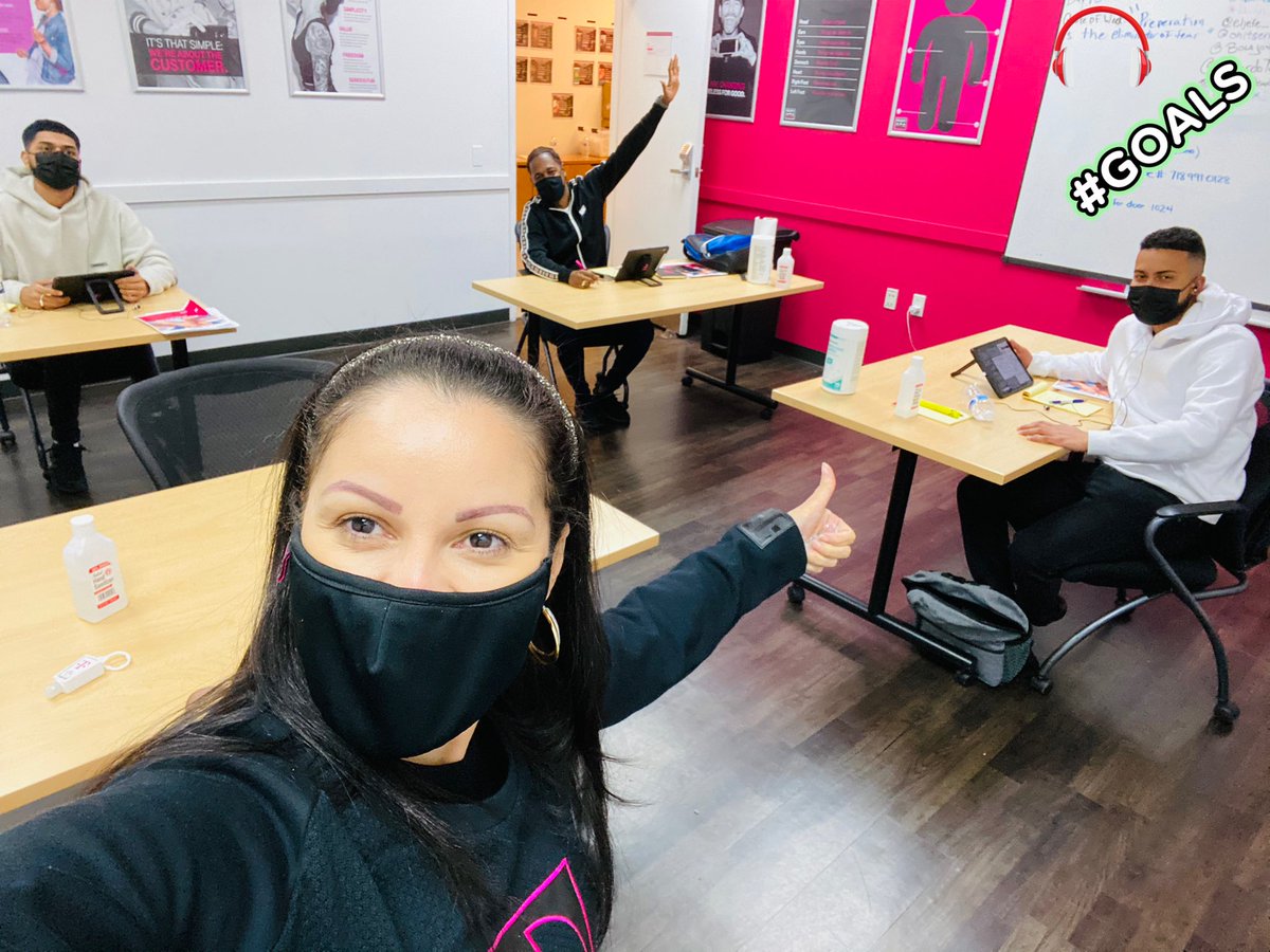mindythetrainer's tweet photo. Supporting my BX CLC new hires 😃 #ReadyEssentials #UnCarrier #TMobile #WeWontStop https://t.co/KuTf4rvCoc