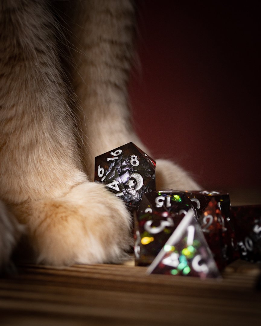 Thapojere's tweet photo. "Is it Thursday yet?"
Samu is ready to go 😁
Dice from @dicebound 

#Criticalrole #DnD #dice #cat https://t.co/UyPfFhV6TE