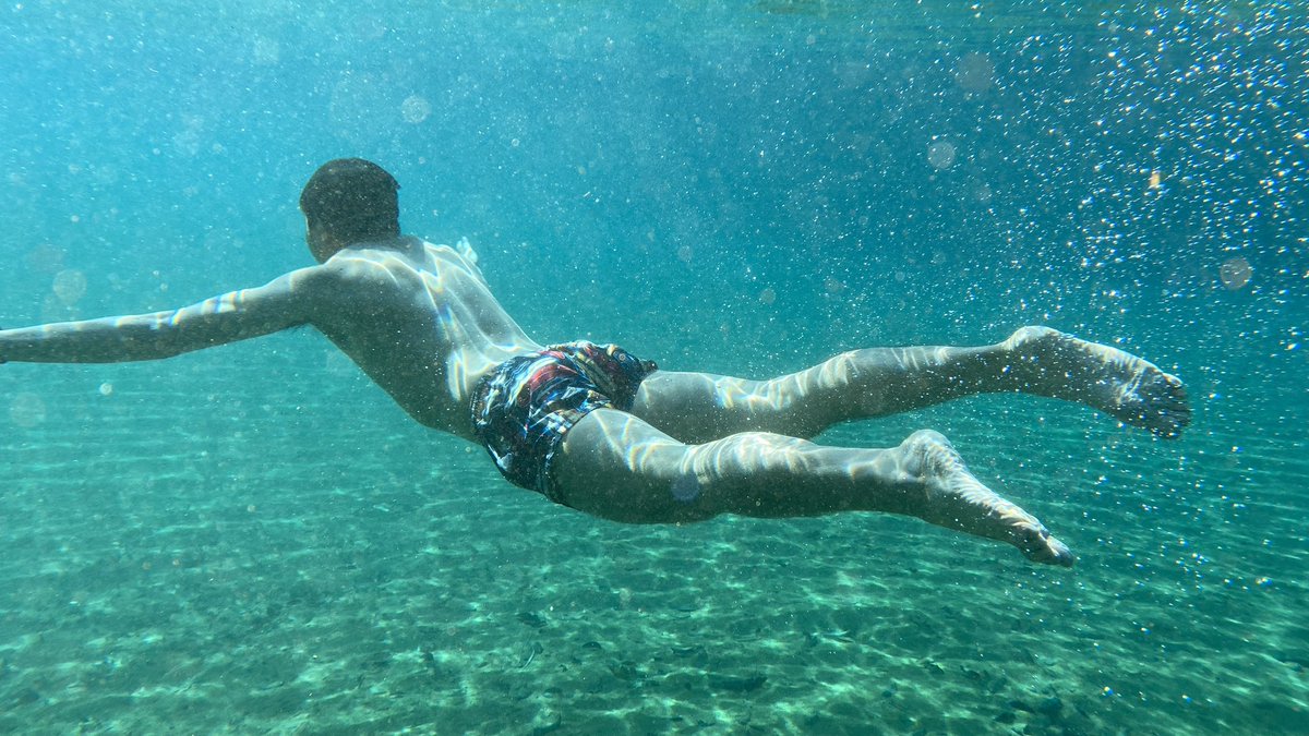 cowboywalking's tweet photo. 武鸣的灵水，恒温23°，水质真是我遇到过最美的了。可惜这里在景区内，限制下水游泳，远处的保安大叔一直在盯着我，旁边也有个阿姨在撩我说话，各种搭话，一副不愿意走的样子，完全不给我“个人空间”，害我裤子都不敢脱😂😂😂 https://t.co/AVCZymitVL