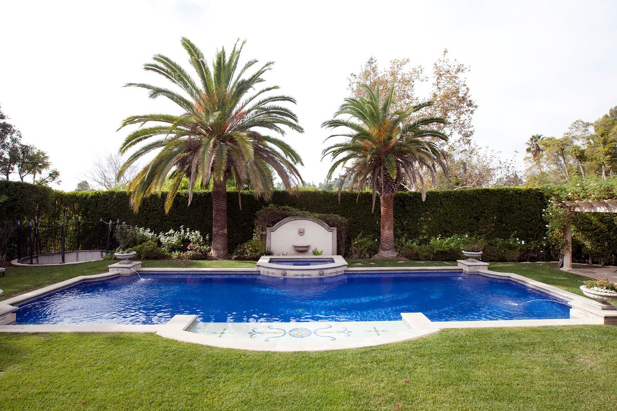 JulieLaughtonDB's tweet photo. Glorious Hollywood glamour pool at this Wallace Neff home I remodeled. The tile is custom designed by me.
#wallaceneff #custompools #customhomes #designbuild #homebuilding #homeconstruction #homedesign #homeremodel https://t.co/vrI0Nfs824