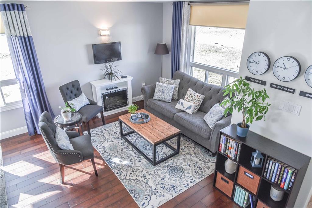 BugMeAnytime's tweet image. 44 Algonquin is my NEW LISTING😍Move-in ready! Pristine, semi-detached 2-storey home located on a corner lot directly across from Boulton Common park. 🏡 Contact me today to book a showing! 📲613-639-8045