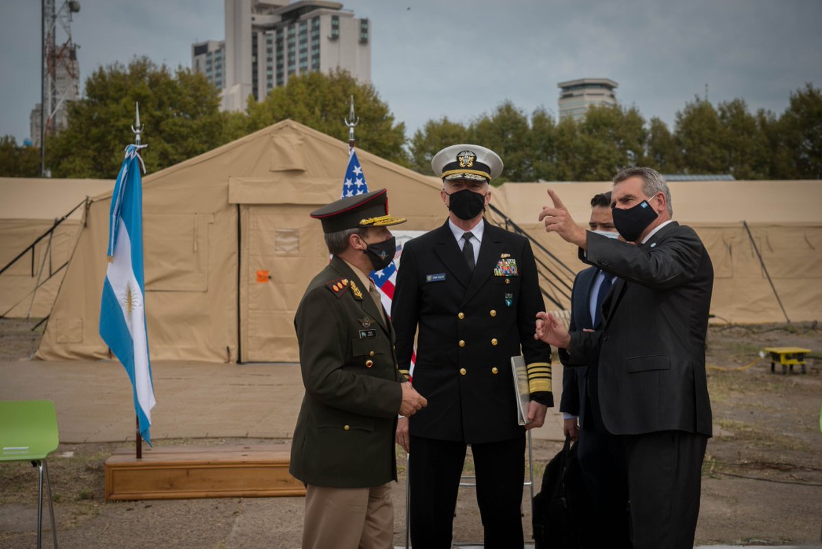 RossiAgustinOk's tweet photo. Junto a la ministra de Salud @carlavizzotti recibimos la donación de tres hospitales de campaña por parte del Departamento de Defensa norteamericano, representado por el jefe del @Southcom. 

Uno de ellos será destinado al Ministerio de Defensa y operado por la @Armada_Arg. https://t.co/lYL8jZyaDD