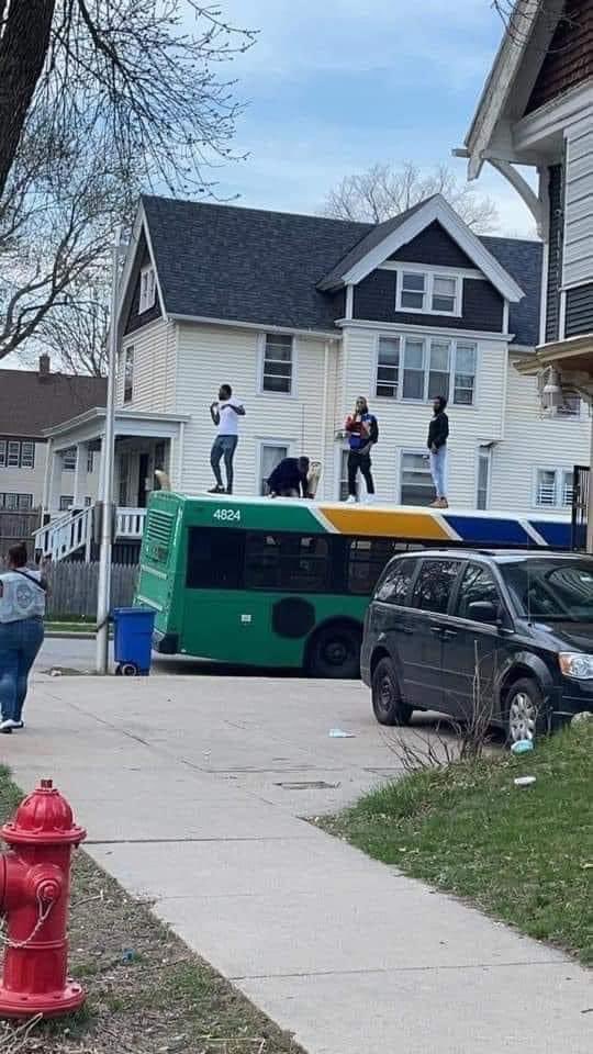 414THEMIL's tweet photo. It’s Up &amp; It’s Stuck! 😂 #MakeSumMoneyMilwaukee https://t.co/TBB9qYlAKO