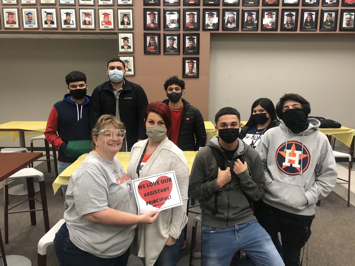 cs_pasadena's tweet photo. Happy first ever AP week to our own Ms. Elliot! We so appreciate you. ❤️
#APWeek21 https://t.co/ZKlXrUkKdO