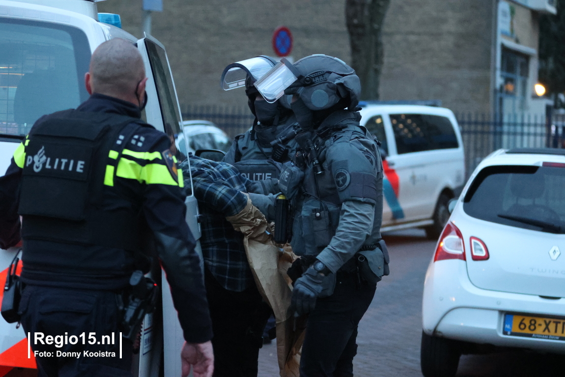 regio15's tweet photo. Nu online: #arrestatieteam doet inval na mogelijk #schietincident #Edamstraat #DenHaag https://t.co/4Xmi5EU47s https://t.co/YZHnREgseZ