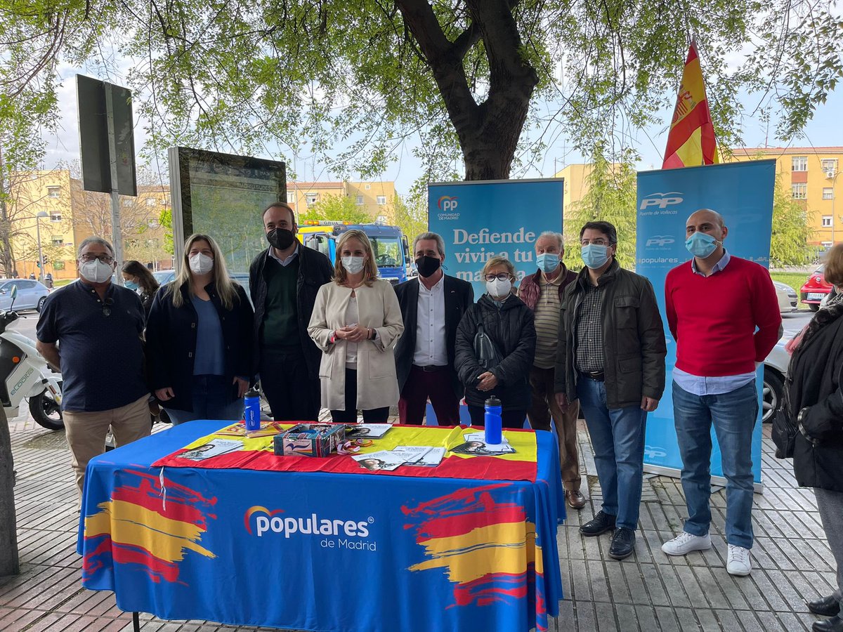 PPteVallecas's tweet photo. 👉🏼Está tarde hemos explicado a los vecinos de #PedroLaborde el proyecto de Libertad de @IdiazAyuso
Gracias @anacamins por acompañarnos durante la tarde de hoy 🗳📬#4M 🅿️🅿️
#YoConAyuso #MadridEsLibertad 🇪🇸
‼️LIBERTAD‼️ https://t.co/wlv6HlVOoA