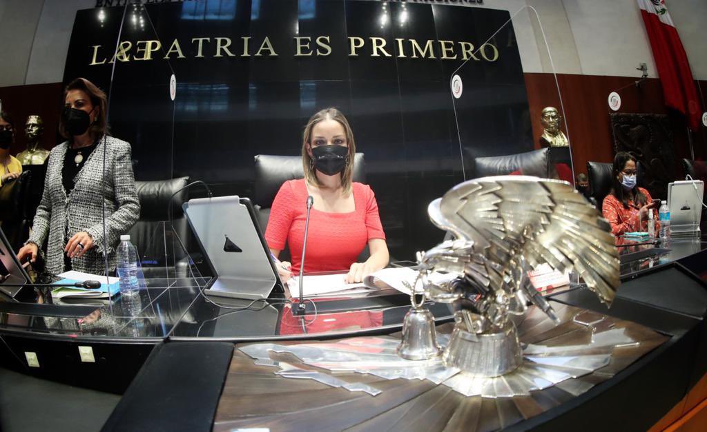 Veronica_mtz's tweet photo. Con mucho orgullo y gran responsabilidad, el día de hoy tomé protesta como Vicepresidenta de la Mesa Directiva del Senado de la República. 
 
Agradezco a mi Grupo Parlamentario la confianza y el respaldo.

Reitero mi compromiso de trabajar por el bien de #Coahuila y de México. https://t.co/2k94AxHMSO