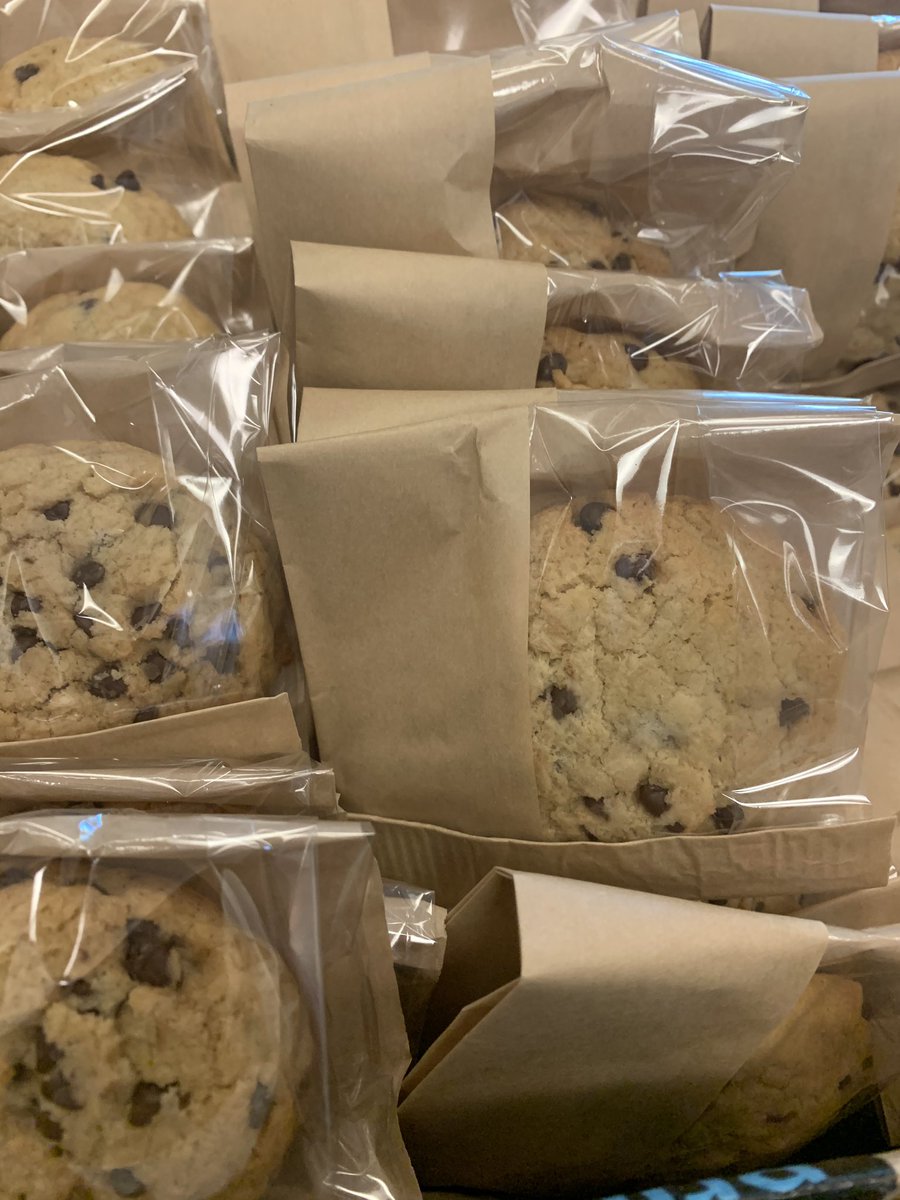 UHGradSchool's tweet photo. Lunch Boxes have arrived‼️‼️‼️
 
Come to 102 E Cullen for a free lunch box – all are welcome to stop by and enjoy the treats!
 
Thursday, April 8- Stop by the Graduate School Office, 102 E Cullen from 11:00 am-1:00 pm for a free lunch box. https://t.co/gn0DjpGBAZ