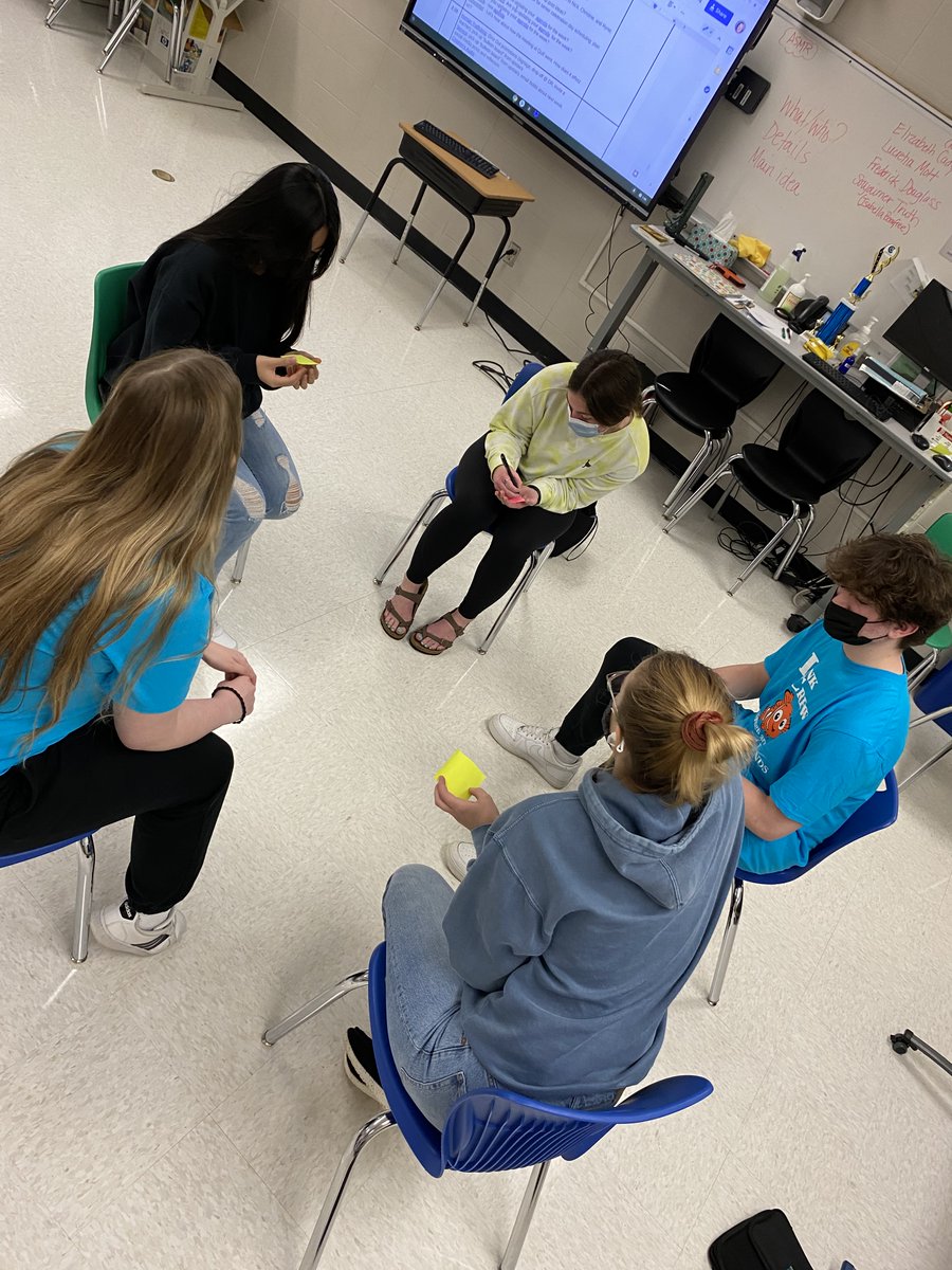 CommunitiesONHS's tweet photo. Attention Students! The #LinkCrew application is available to fill out until April 16th and we want both new and returning leaders to apply. If you want to learn more about Link Crew check out our podcast episode: https://t.co/ccmZ7OsXyz @BoomerangPrjct @OshkoshNorthHS https://t.co/Knv0SmqT3K