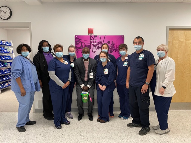 AHNChildrens's tweet photo. Atrium Health President and CEO Delvecchio Finley's rounding to meet and greet more of our teammates continues, as he visited our general pediatrics floor, outpatient services, surgical services, the pediatric critical care unit (PICU) and the neonatal ICU (NNICU)! #CEOOnTheGo https://t.co/qOpCdFGPJE