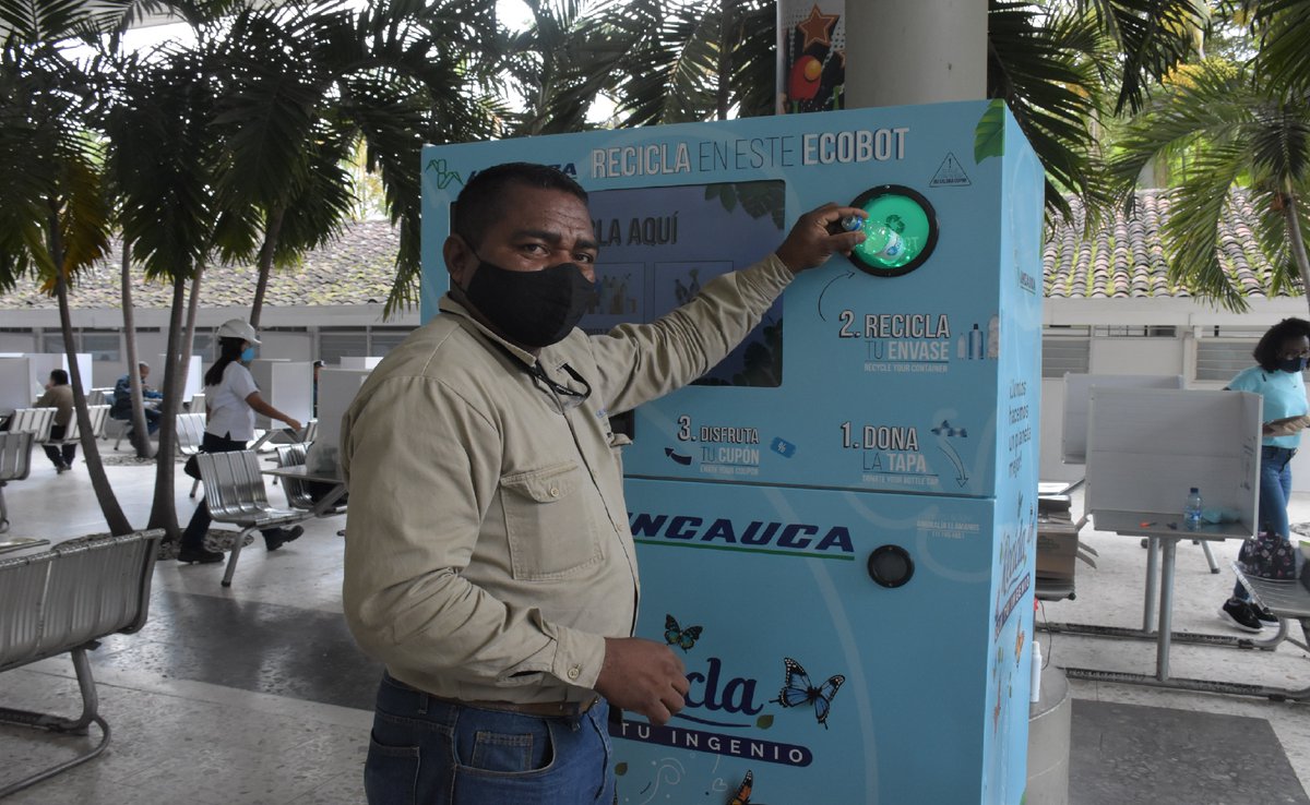 Incauca's tweet photo. El EcoBot recibe botellas, tapas, envolturas y empaques, las compacta y las almacena para darles un segundo ciclo de vida por medio del reciclaje.
 
En Incauca reciclamos con Ingenio.😉 @soyecobot 

#Ecobot #Reciclaje #ReciclajeColombia #medioambiente https://t.co/UBSh0Te8D0