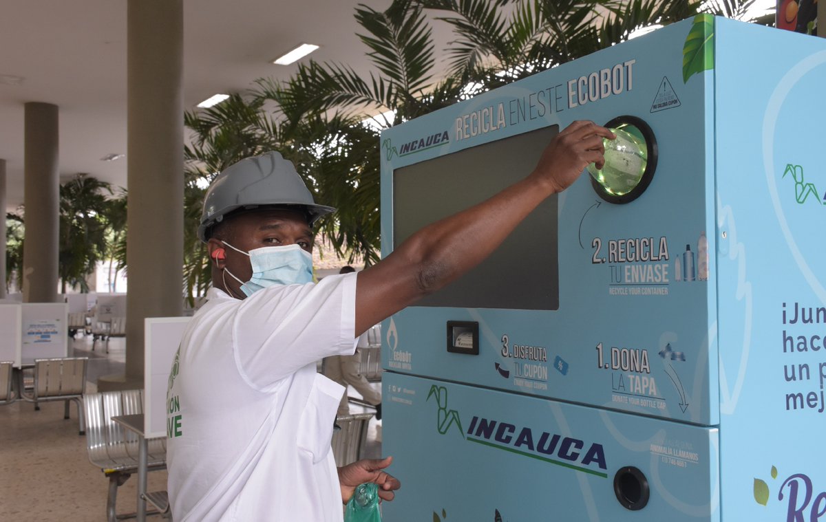 Incauca's tweet photo. El EcoBot recibe botellas, tapas, envolturas y empaques, las compacta y las almacena para darles un segundo ciclo de vida por medio del reciclaje.
 
En Incauca reciclamos con Ingenio.😉 @soyecobot 

#Ecobot #Reciclaje #ReciclajeColombia #medioambiente https://t.co/UBSh0Te8D0