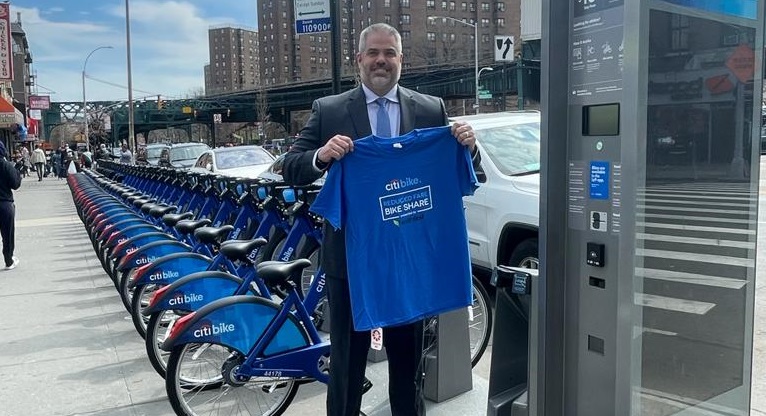 Citi's tweet photo. With 16 branches in Manhattan Uptown &amp; now Citi Bike in Inwood, we’re proud to have deep ties to the community. This week, Citi Area Director Matt Atwater celebrated the @CitiBikeNYC expansion into Inwood as the system grows to an amazing 20k bikes. 🚲 🌟 https://t.co/E9WLAgHYO3 https://t.co/2wN0NG5vFH