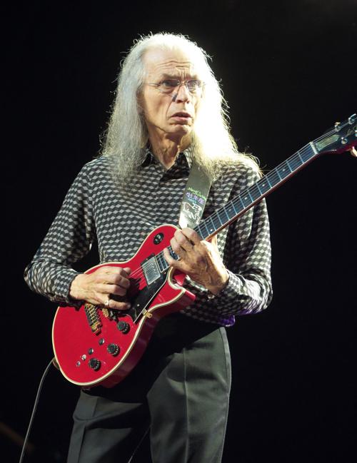 Happy 74th birthday to the amazing guitarist Steve Howe......... 