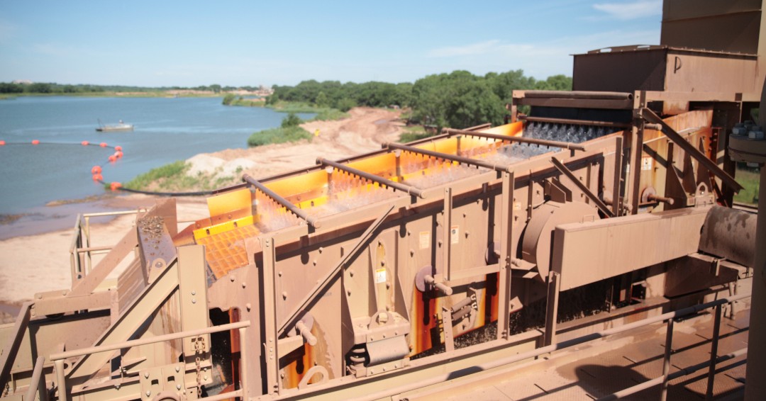 Our incline screens are offered in wet or dry actions, portable or stationary and multiple deck configurations! Consult with one of our experts to find out which model suits your application needs. #OneASTEC #Astec #Screening