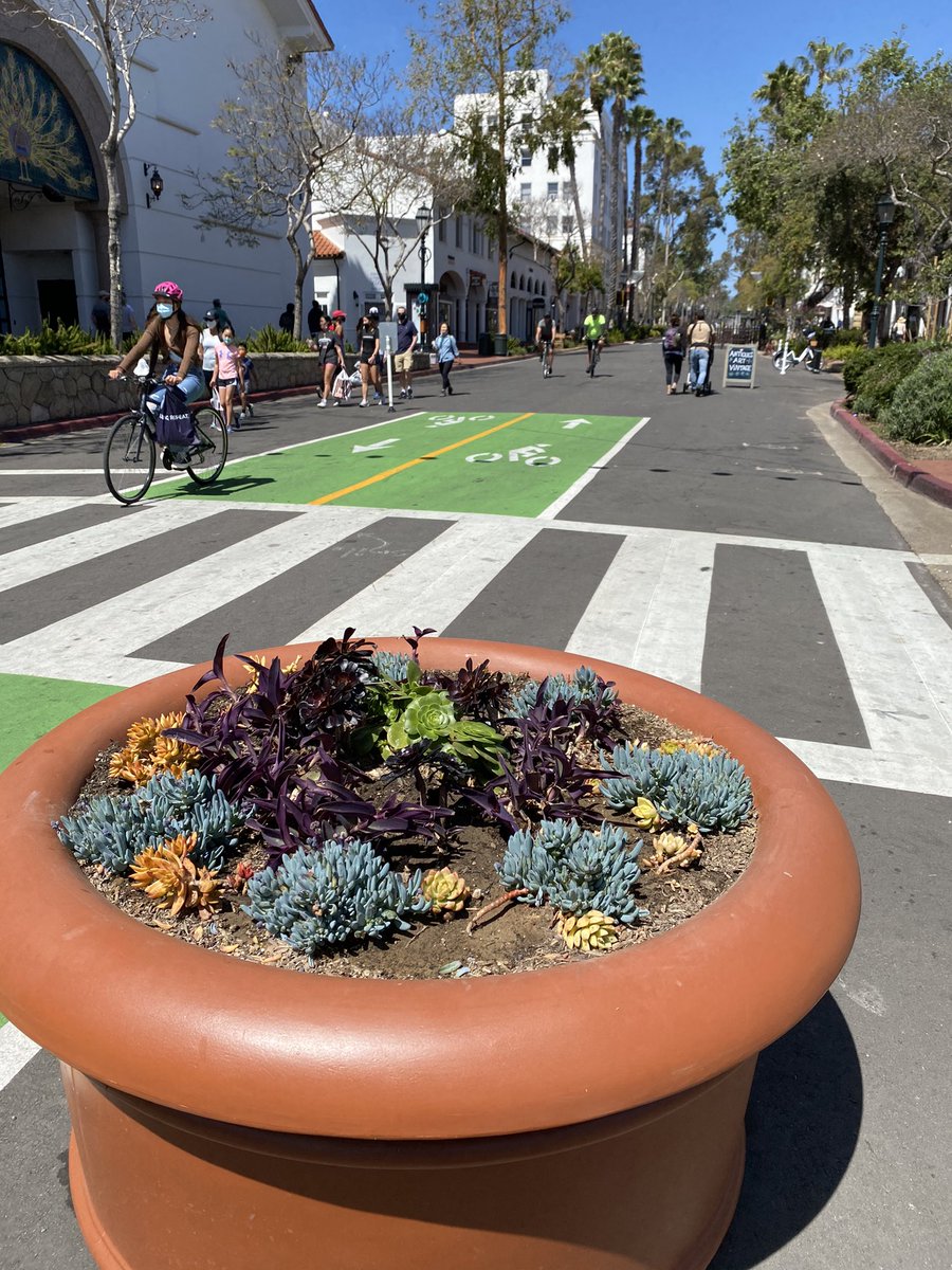 reutimann's tweet photo. First impression of a car-free State St in #SantaBarbara - so quiet and peaceful to walk and stroll along.
Such a rarity in CA where pedestrian streets remain a rarity. #WalkCA https://t.co/DT6vUv29Sn