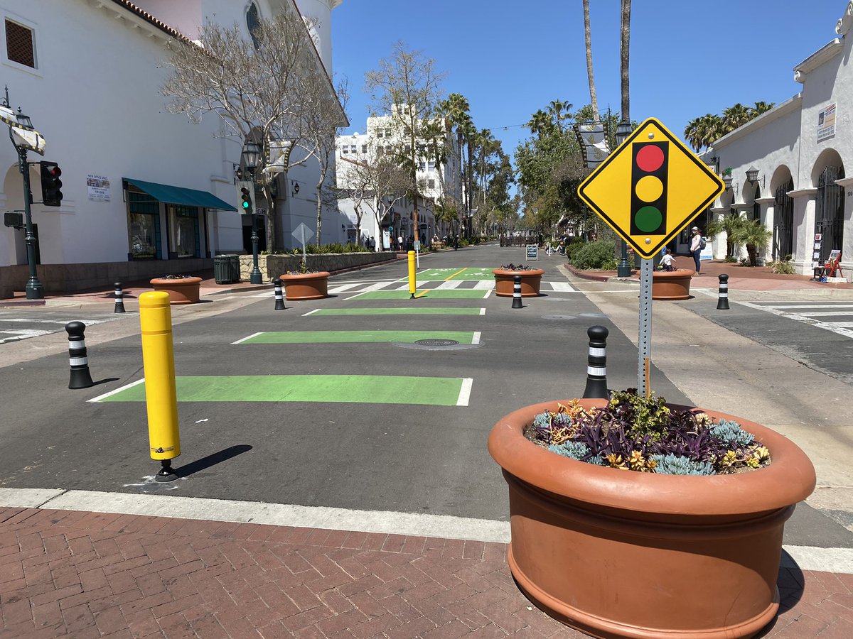 reutimann's tweet photo. First impression of a car-free State St in #SantaBarbara - so quiet and peaceful to walk and stroll along.
Such a rarity in CA where pedestrian streets remain a rarity. #WalkCA https://t.co/DT6vUv29Sn