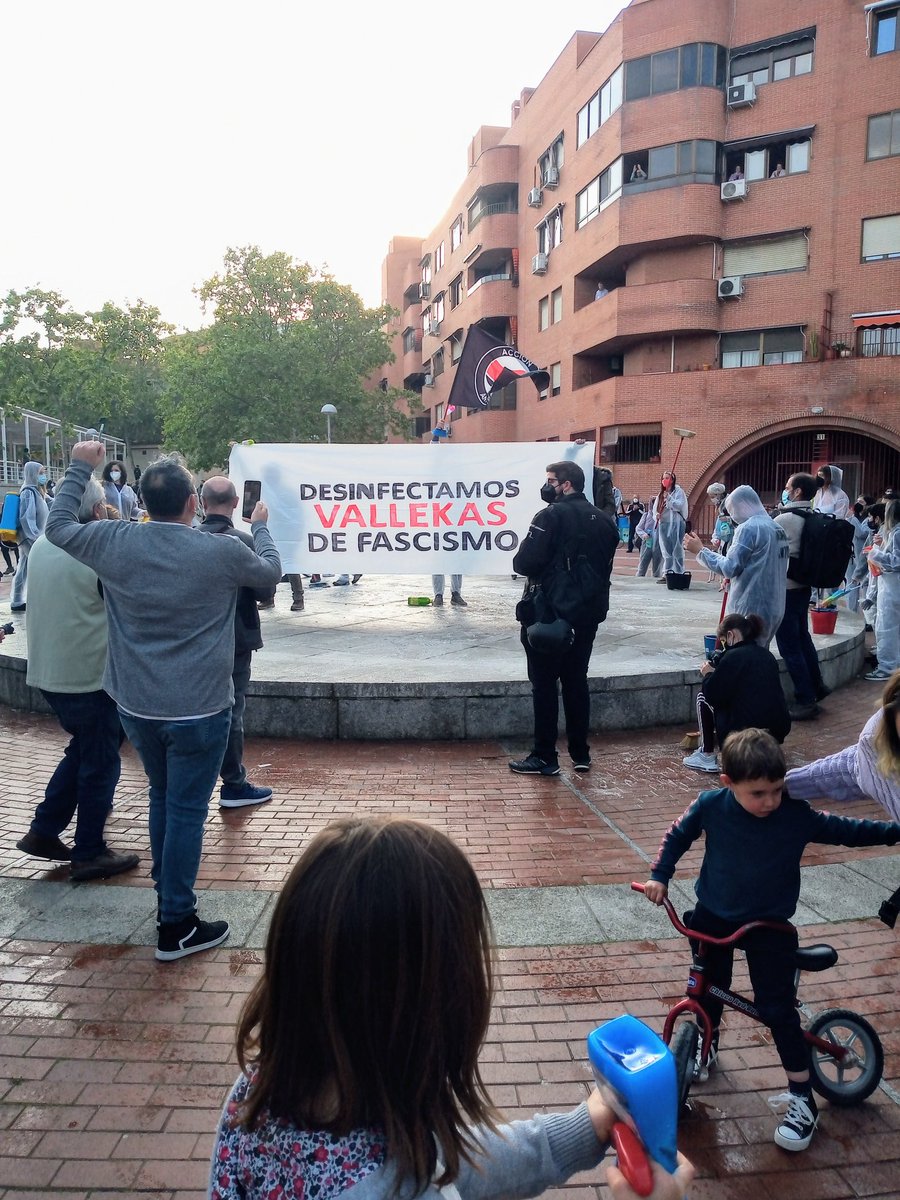 Hoy las vecinas hemos salido a desinfectar la Plaza Roja del fascismo. Ha sido un acto simbólico y bonito, de dignidad.
