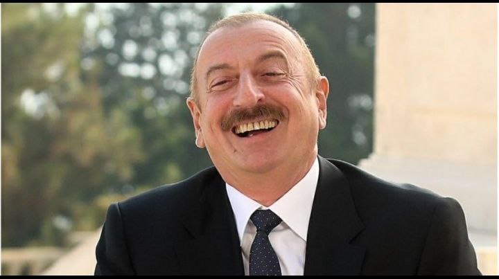 SamirAkhundoff's tweet photo. Генерал Мурадов был взят в плен.
После просьбы Пашиняна он был освобождён.
Əziz Muradov, sən azadsan!
#АвеНикол
#Лучший https://t.co/lVsiWzOZgP