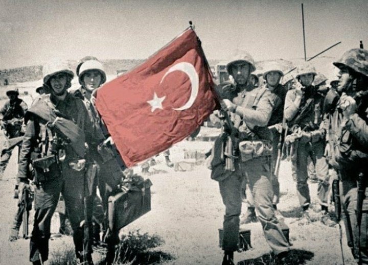 ibrahimtnc's tweet photo. Rum radyoları günlerce Türkçe 
“Bekledim de gelmedin” şarkısını çalıyor, Türklerle alay ediyorlardı.

Sabaha yakın Lefkoşa’ya Türk paraşütçüler indiler. Bu kez Türk radyoları:
"Bu kadar yürekten çağırma beni, bir gece ansızın gelebilirim." şarkısını çalıyordu.
#BirZamanlarKıbrıs https://t.co/FyweY1d2n2