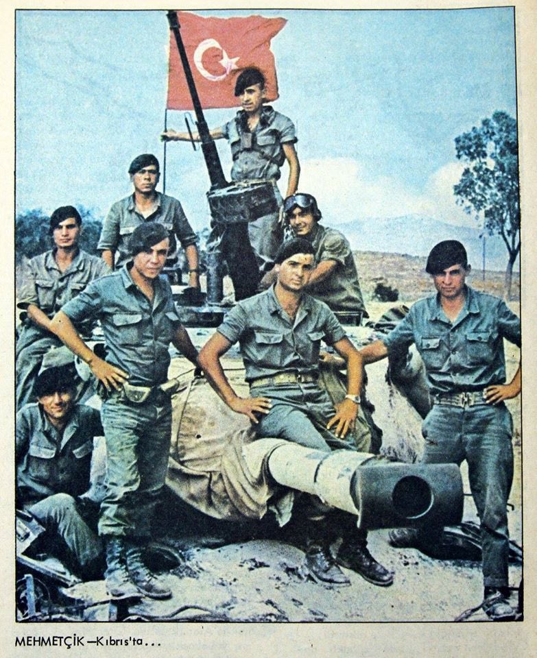 ibrahimtnc's tweet photo. Rum radyoları günlerce Türkçe 
“Bekledim de gelmedin” şarkısını çalıyor, Türklerle alay ediyorlardı.

Sabaha yakın Lefkoşa’ya Türk paraşütçüler indiler. Bu kez Türk radyoları:
"Bu kadar yürekten çağırma beni, bir gece ansızın gelebilirim." şarkısını çalıyordu.
#BirZamanlarKıbrıs https://t.co/FyweY1d2n2