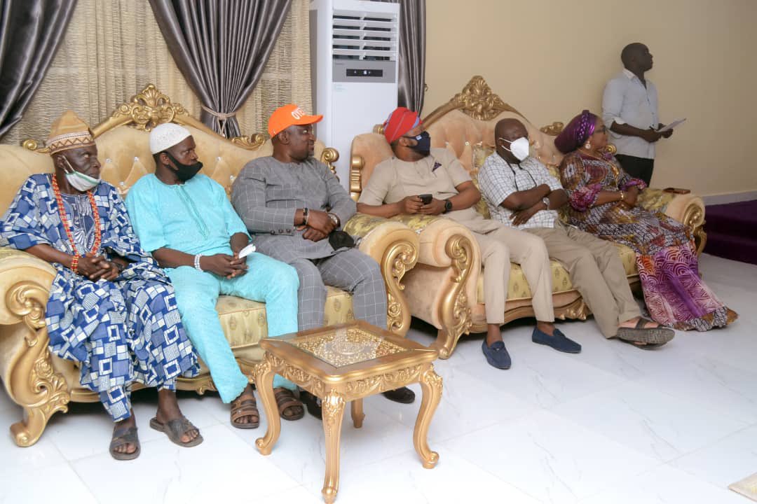 taiwooluga's tweet photo. We took a tour of the road under construction in company of other state Government officials, community leaders and party faithfuls. 
We payed a royal visit to our Kabiyesi, the Olufi of Gbongan where the Commissioner and the contractor reiterated the completion of the road https://t.co/8gtiJ7zkkm