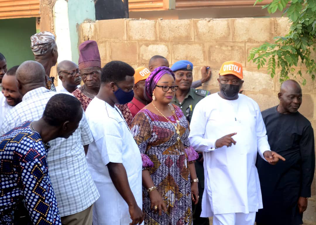 taiwooluga's tweet photo. We took a tour of the road under construction in company of other state Government officials, community leaders and party faithfuls. 
We payed a royal visit to our Kabiyesi, the Olufi of Gbongan where the Commissioner and the contractor reiterated the completion of the road https://t.co/8gtiJ7zkkm
