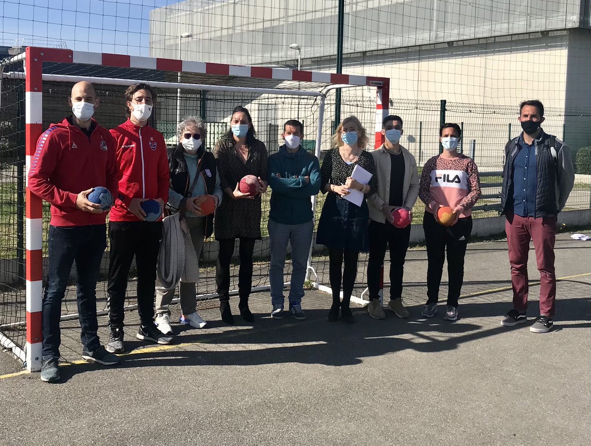 RosaBonheur33's tweet photo. 🤾‍♂️ A la rentrée 2021, la section sportive #handball ouvre au collège Rosa Bonheur, en partenariat avec le club de handball de Bruges et l’association APIS de Bordeaux Lac. 
Merci à Benoit Poymiro, professeur d’EPS, pour son engagement. https://t.co/VYLQixwSPH