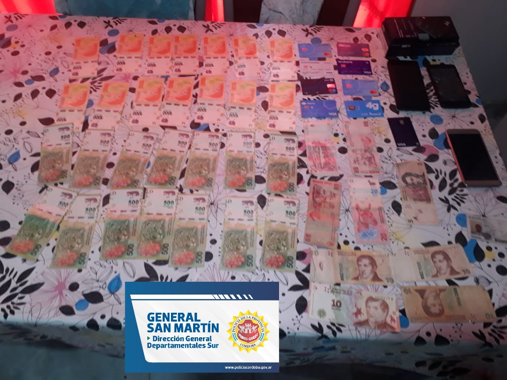 PoliciaCbaOf's tweet photo. Allanamientos en #GralDeheza y #GralCabrera con 2 detenidos y secuestro de celulares, tarjetas de crédito y débito, dinero en moneda nacional y extranjera y estupefacientes. Los operativos se realizaron por estafas en San Francisco. #URDGralSanMartín https://t.co/mtpiPk0uKx